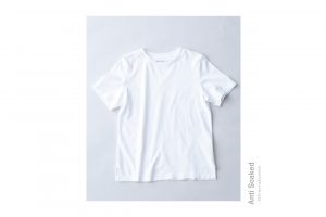 「クルーネックTシャツ」（3,800円）