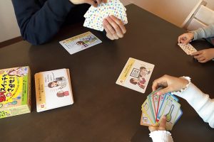 6歳と3歳、2人の娘がいる高橋さん。「自分が開発したカードゲームで遊んでいるところ。アナログ中心の休日を過ごしています」