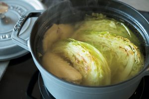 ストウブで焼きキャベツのスープを作る。「厚手なので鍋の温度をキープし、煮込みに適しています」