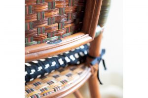 背面に『Kazama』のラベルが。1921年創業の日本を代表する籐家具メーカー。