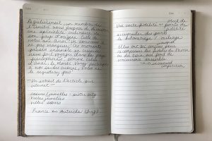 フランス語のレッスン用ノート。「デジタル機器を使うようになって字を書かなくなってしまいましたが、ノートだけは手書きです」