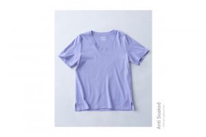 「VネックTシャツ」（3,800円）