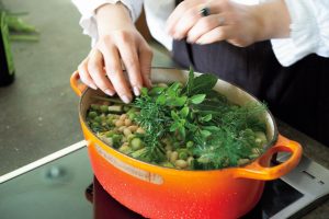 ローリエ、シナモンリーフ、フェンネル、アシタバ……いつものスープもブーケガルニで風味が変化。