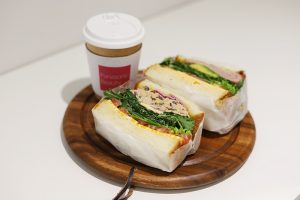 ARGO@FORESTRY NATURAL BAKERY CAFÉのオーガニックサンドイッチとルピシアとコラボした、オリジナルハーブティー「Panasonic Beau“tea”」。