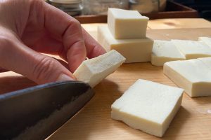 1.戻した高野豆腐を４等分にしてから厚みを半分にして片栗粉をまぶす。