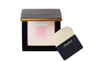 トランスルーセント プレストパウダー 02ピンク〈リフィル〉4,300円、コンパクト〈ブラシ付〉2,500円（アンプリチュード）