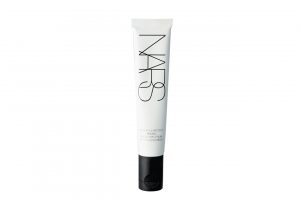 気になる部分をぼかせる下地。NARS スムース&プロテクトプライマーSPF50/PA++++ 30ml 4,000円（NARS JAPAN TEL.0120-356-686）