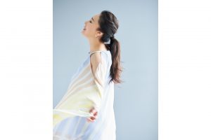 浅野ゆう子さんに、変わらない体型の理由と華やかな美しさの秘密を聞きました。