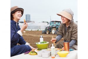 収穫した野菜で作ったランチを持ち寄り休憩。加藤さんはサラダ用パセリドレッシング、金田さんはジェノベーゼソースで和えたじゃがいもなどを持参。