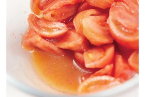 水分と油分が一体化するまで、トマトと調味料をよく混ぜる。油滴が浮いていないこの状態が目安。