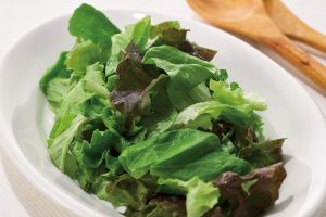 基本のグリーンサラダのレシピ、プロのコツ。ちぎらずに食感をキープ。