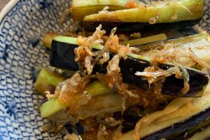 じゃこの旨みがなすに染みて、ジュワーッとおいしい。しょうがの風味にゴハンが進みます。