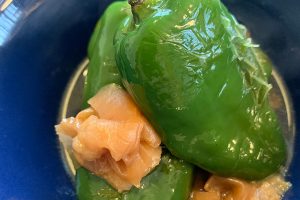 ピーマンの種ってこんなにみずみずしくておいしいんだ！と目からウロコの一品。梅干しの爽やかさでゴハンが進みます。