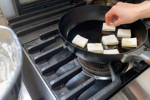 2.フライパンにごま油多めに入れて加熱し高野豆腐を両面焼いたら一旦取り出しておく。