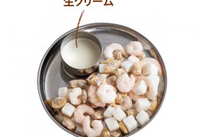 冷凍シーフードは何でもOK。少しさっぱりさせたければ、生クリームを牛乳に替えて。