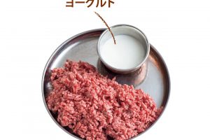 無糖ヨーグルトをベースに使うと、優しい酸味ととろみがつく。ラム肉やツナ缶とも合う。