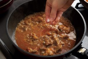 5.最後に塩で味を調える。塩気をしっかり入れることで、カレー全体の味が落ち着き、スパイスの香りも引き立つ。