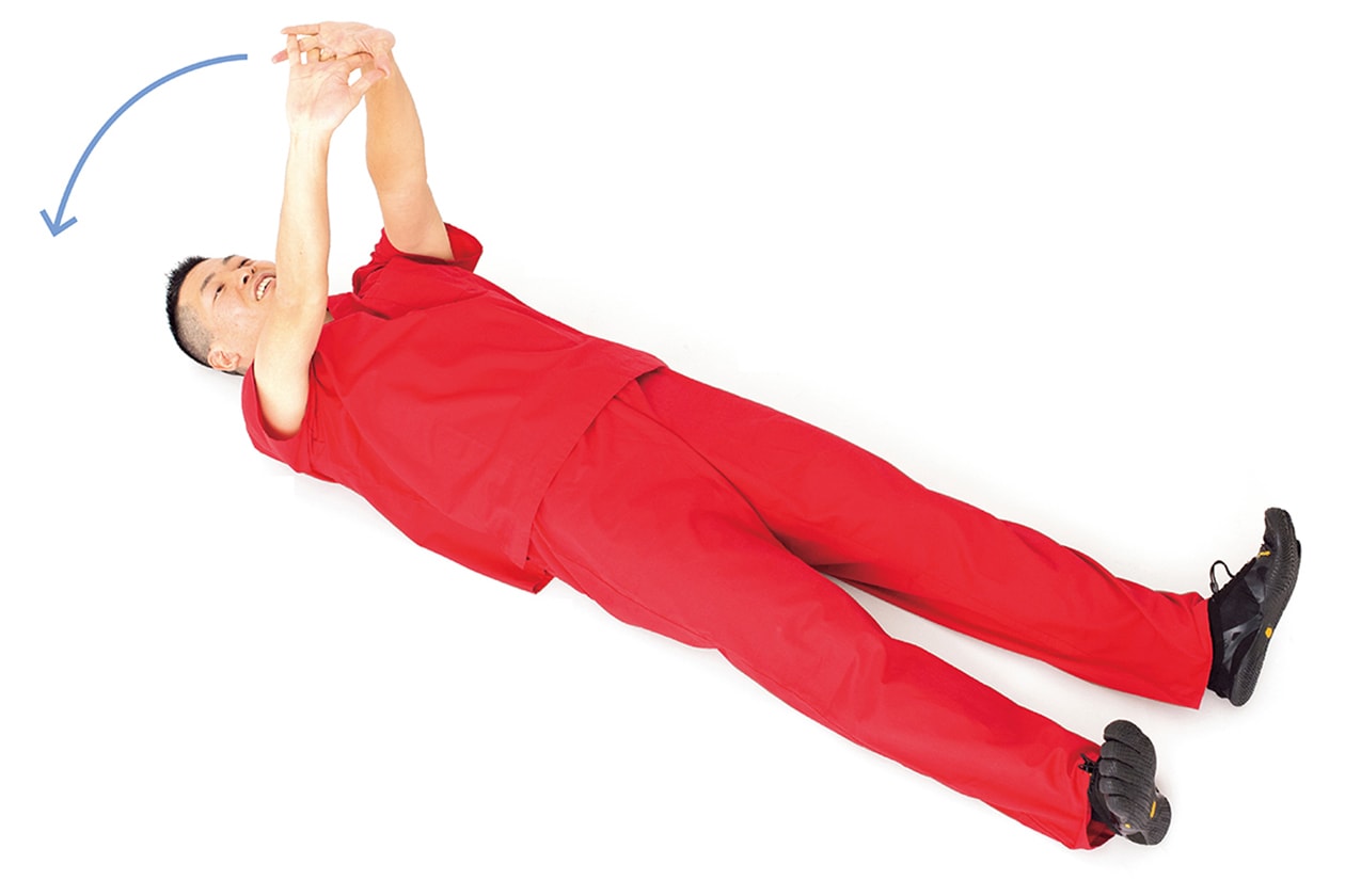 寝たままできるストレッチ、背伸びで疲れない体を作る。