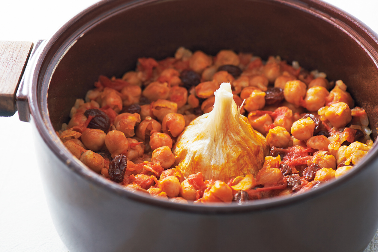 スペインの丸ごとにんにくとひよこ豆の炊き込みごはん【美才治真澄さんのヨーロッパのスパイス料理レシピ】