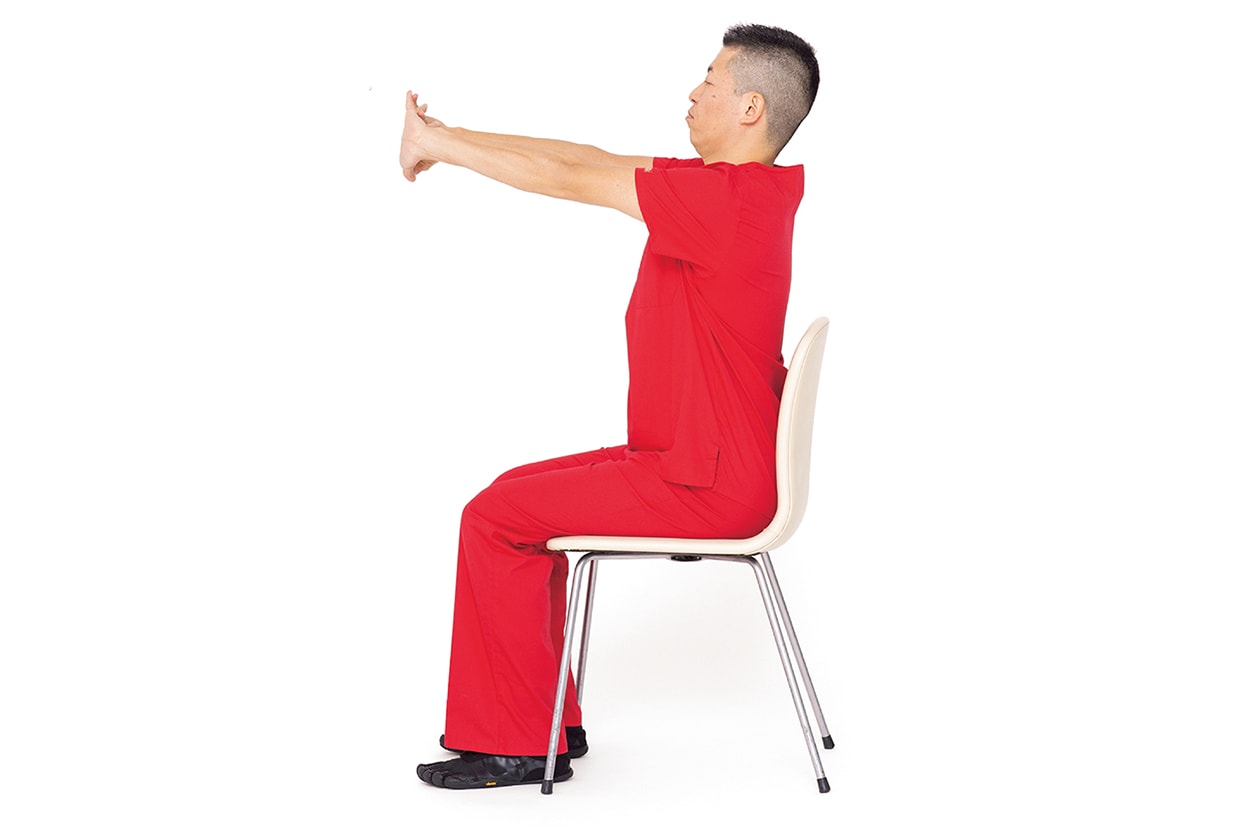 座ったままの手軽なストレッチ、背伸びで姿勢をリセット。