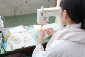 日頃ウェディングドレスや洋服を縫製する国内の職人が一枚ずつ丁寧に縫製。シルエットも美しく、丈夫。