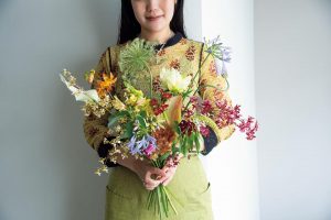 異なる花を見事に一つのブーケに。透明なパラフィンで包んで手渡すことが多いのは「美しい茎まで見せたいから」。