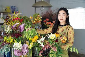 店舗の中央テーブルに個性豊かな花が飾られている。じっくり観賞しつつ、若井さんに花選びの相談ができる。滞在時間が長くなるのも楽しい。<a href="http://duft.jp/" target="_blank">http://duft.jp/</a>