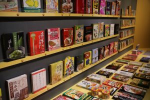 名所図会からペナント、ガルパンまで。お土産の歴史をひもとく『ニッポンおみやげ博物誌』展が開催中。