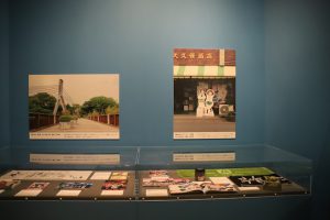 名所図会からペナント、ガルパンまで。お土産の歴史をひもとく『ニッポンおみやげ博物誌』展が開催中。