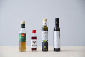 撮影に持ってきてくれた、今使っているオリーブオイル（右から2本）と、ワインビネガー（左）、梅酢（左から2本目）。