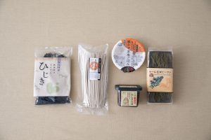 愛用しているオーガニック食品。パックの寝かせ玄米ご飯など、簡単に食べられるものも。