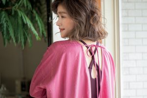 後ろ姿にポイントがあるなど、ハッとさせる服も、あえて選ぶ。「いつもドキドキしていたいと思っているからでしょうね」。色でも遊ぶ。