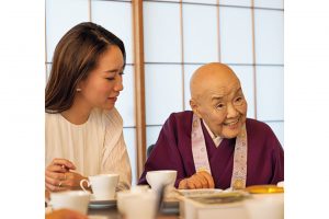 寂聴さんとまなほさん、2人の共作となるお菓子「しあわせクッキー」（春華堂）。製作のある日、スタッフとの打ち合わせ風景。