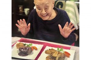 おいしいもの好きなまなほさんが本誌で連載中の「口福の思い出」。持ち帰って食べた京都『とくら』のハンバーグも美味。