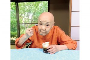 まなほさん特製のコーヒーフロートを口にして「おいしい!」とにっこり。明るいオレンジ色の服も寂聴さんの雰囲気そのもの。