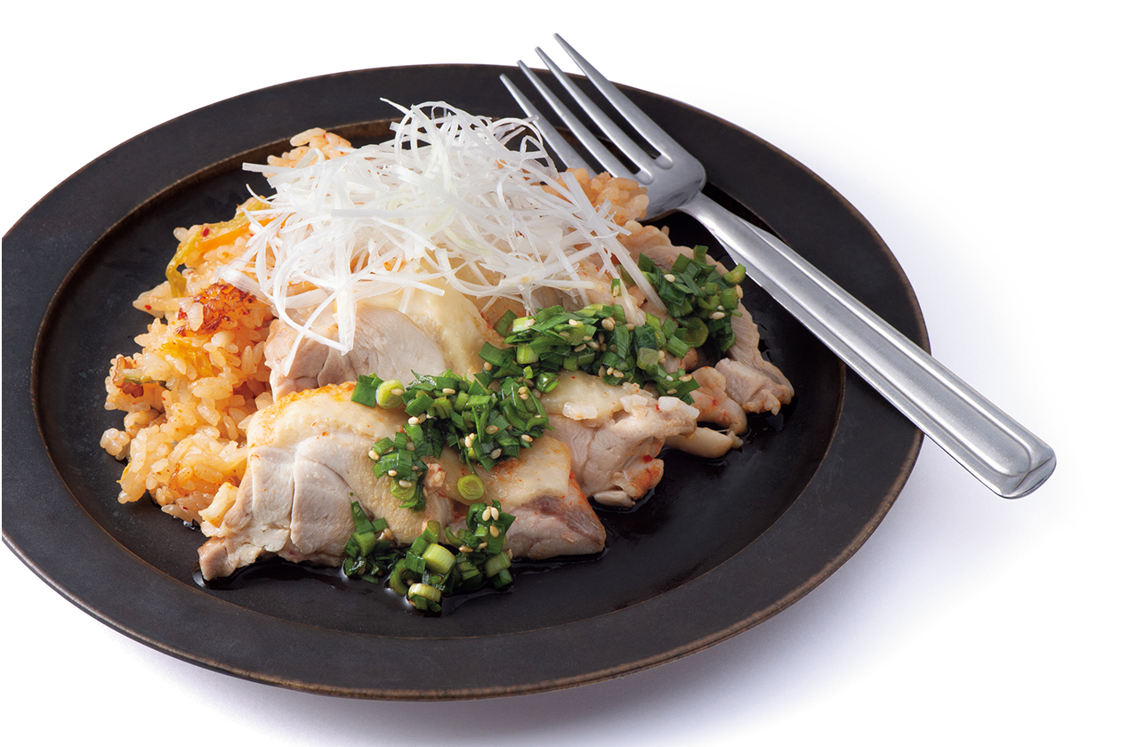簡単で火要らず、キムチ炊き込みごはんと鶏のニラだれがけプレート【吉田愛さんの炊飯器で作るワンプレートレシピ】