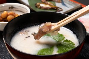 鮒の頭や切り身一、二片と共に漬け込んだ飯をお椀に入れ、あつあつの熱湯を注いで食す「鮒寿し汁」にしてもおすすめ。お好みで醤油を少々、千切りにした生姜を加えていただきます。