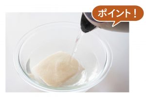 【熱湯をかけると大きく膨張、食感にも変化が生まれる。】「熱湯で戻すと特有のモソモソから、トロッとした豆腐の感覚に近くなり、醤油をかけるだけでも食べられますよ」