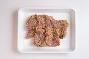 ぬかは肉全体に均一に塗る。もも肉以外にヒレやロース、バラ肉でも美味。