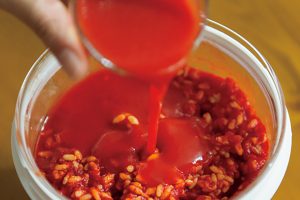 思いのほか麹は水分を吸うので、少なくなってきたら麹がひたひたに浸るまで、トマトジュースを足すようにする。