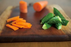同じタイミングで漬かるように、にんじんなどの硬い野菜は薄く、きゅうりや大根のように柔らかな野菜は少し大きめに切るのがコツ。