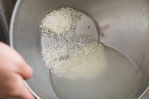 米にほこりがついている可能性があるので、1回目はとがずにさっと混ぜて水を捨てる。2回目はよくといで、濃いとぎ汁を取る。