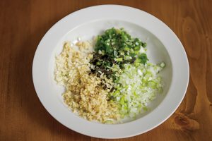 香味野菜はすべて細かめのみじん切りにするのがポイント。熟成が進むととろとろになり、醤油麹と一体化してより使いやすくなる。