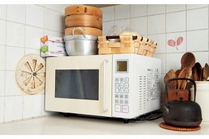 脚部を内側が皿状になった粘着マットに載せて、作業台に固定。炊飯器など小型家電も同様に。