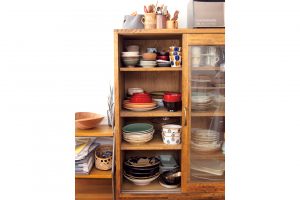 引き戸式食器棚は、下に滑り止めマットを敷いているものの、内部には対策をせず、食器を積み重ねているだけ。
