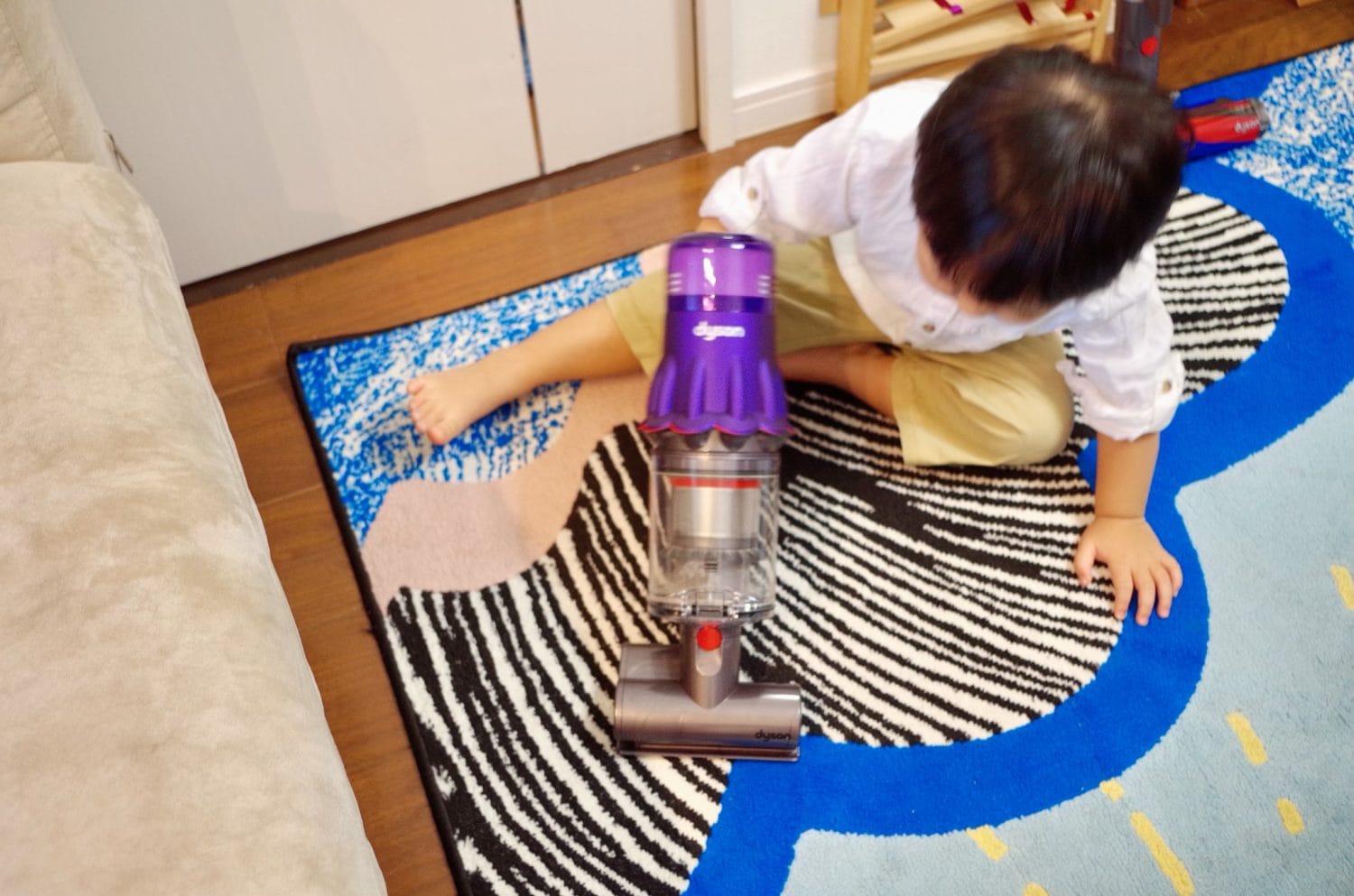 ３歳の息子が嬉々として掃除。ダイソンデジタルスリムはこんなに使いやすい！