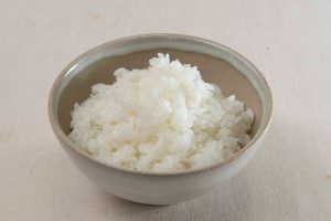 米と水を入れて結んだポリ袋を、水と皿を入れた鍋に入れて蓋をする。コンロを着火して沸騰後に中火～弱火で20分加熱、取り出して10分蒸らすとおいしいごはんができあがる。