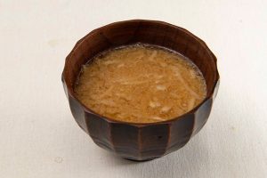 ごはん同様、味噌と水、具材や顆粒だしなどを入れたポリ袋を鍋に入れ、こちらは沸騰後に中火～弱火で５分加熱。取材時は切り干し大根入りの味噌汁を堪能しました。