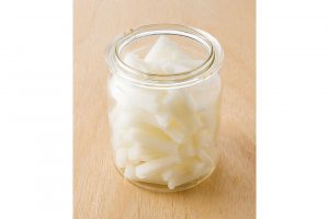 1.大根400〜500gは拍子木切りにして清潔な保存びんに入れる。切り方や大きさは自由に。早く食べたい場合は、いちょう切りなどでもいい。