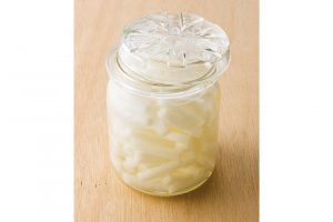 3.軽く蓋をのせて常温で漬ける。発酵が進むとあふれることもあるので、蓋はのせる程度に。酸味が出てきたら蓋をしめて冷蔵室で保存。